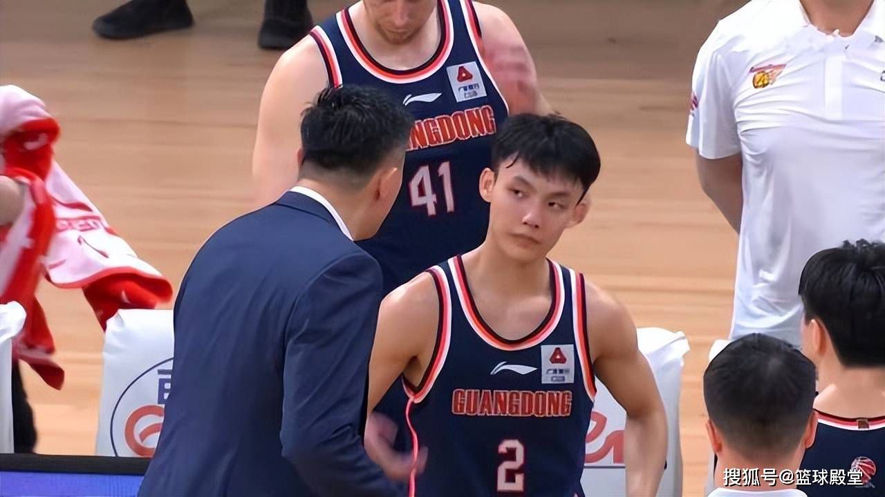 相对较差的多半是那些产生在夜里的灾害排场，好比男主人公父亲地点的那艘巨型游轮的戏份，就会由于相对光线较暗而影响了3D的直不雅感。